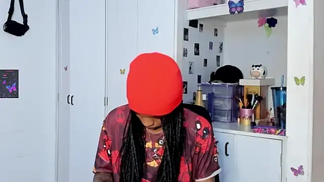 Snapshot of Marce_22 chatting on February 19, 2025, 1:29 am Marce 22 online show from February 19, 2025, 1:29 am