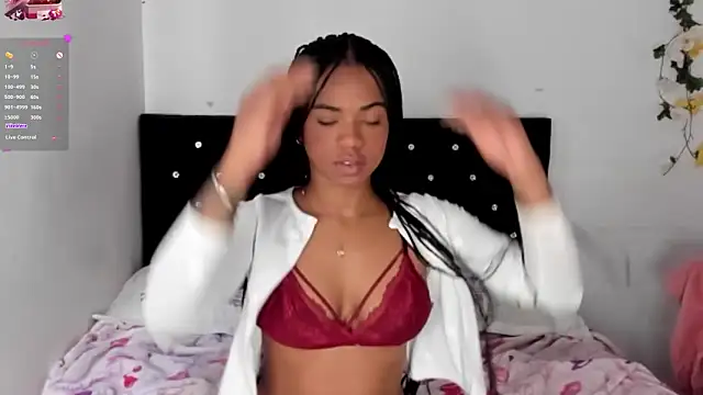 Snapshot of Marce_22 chatting on February 2, 2025, 8:08 pm Marce 22 online show from February 2, 2025, 8:08 pm