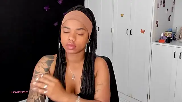 Snapshot of Marce_22 chatting on October 6, 2025, 3:35 pm Marce 22 online show from October 6, 2025, 3:35 pm