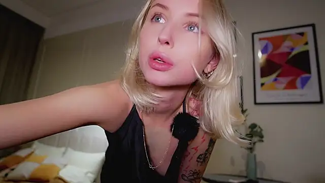 blondy room online show from October 4, 2025, 5:03 pm