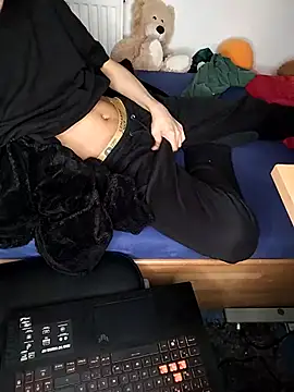 Snapshot of Dennis_2024 chatting on November 20, 2025, 7:58 pm Dennis 2024 online show from November 20, 2025, 7:58 pm