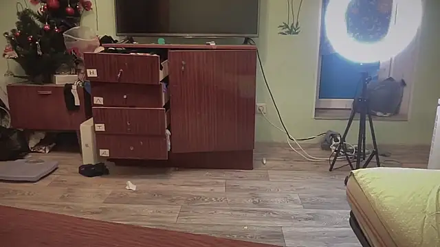 Diamond Tyler online show from September 28, 2025, 4:52 am