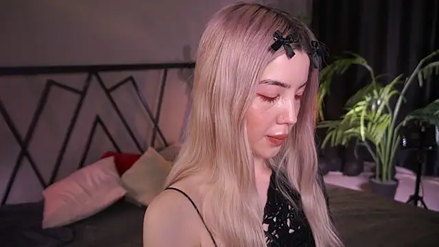 LindaThacker online show from April 13, 2026, 4:38 am