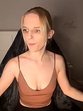 Snapshot of Luna_Lacroix chatting on December 5, 2025, 5:00 pm Luna Lacroix online show from December 5, 2025, 5:00 pm