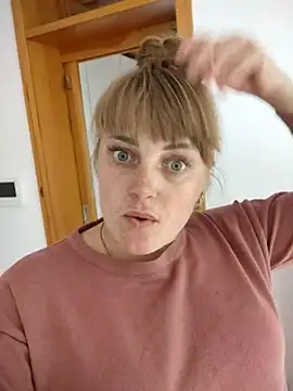 CoddessCrystal online show from September 15, 2025, 7:42 am