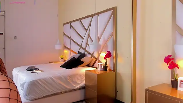 CarolineMaldonado online show from September 18, 2025, 12:30 pm