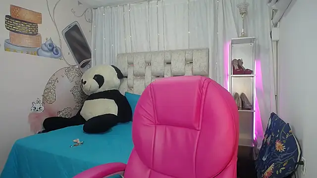 EMMA SWEETT1 online show from November 12, 2025, 12:31 pm