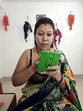 Snapshot of YOUR_LOVELY-40 chatting on November 12, 2025, 11:25 am YOUR LOVELY-40 online show from November 12, 2025, 11:25 am