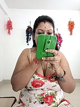 Snapshot of YOUR_LOVELY-40 chatting on October 15, 2025, 3:53 pm YOUR LOVELY-40 online show from October 15, 2025, 3:53 pm