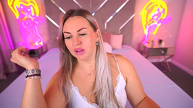 KiraCandyS online show from November 10, 2025, 10:04 pm