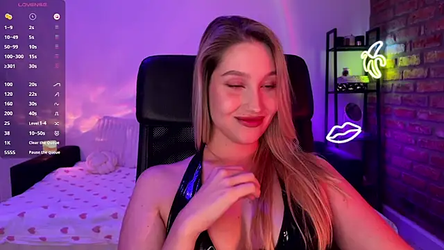 shy beee online show from October 3, 2025, 10:55 pm