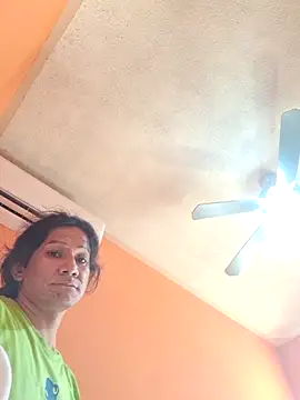 miicheele32 online show from October 18, 2025, 8:44 pm