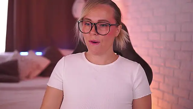 Snapshot of Charming_Daphny chatting on October 3, 2025, 5:42 am Charming Daphny online show from October 3, 2025, 5:42 am