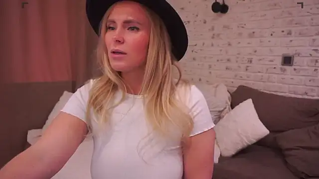 Snapshot of Charming_Daphny chatting on March 14, 2025, 8:53 am Charming Daphny online show from March 14, 2025, 8:53 am