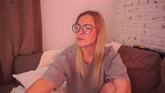 Snapshot of Charming_Daphny chatting on March 18, 2025, 3:55 pm Charming Daphny online show from March 18, 2025, 3:55 pm