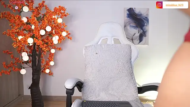 VictoriaHiill online show from September 17, 2025, 7:49 pm