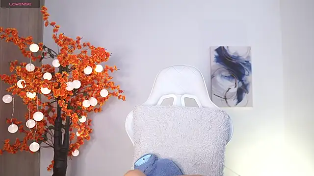 VictoriaHiill online show from November 11, 2025, 6:03 pm