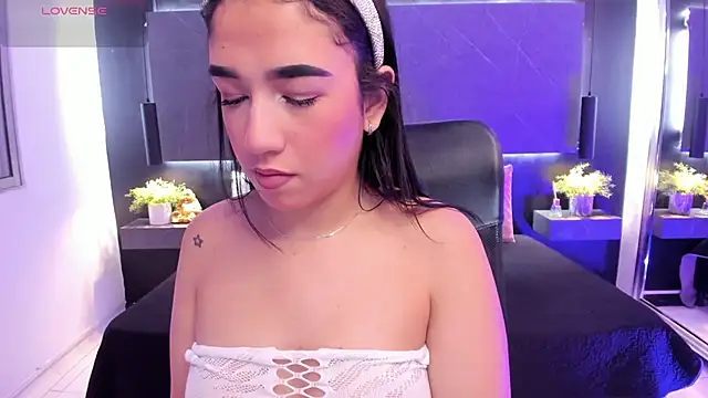 Snapshot of SaraaMills chatting on April 2, 2026, 4:08 am SaraaMills online show from April 2, 2026, 4:08 am