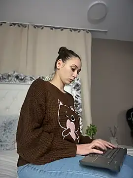 Snapshot of AliceMunro chatting on November 19, 2025, 7:58 pm AliceMunro online show from November 19, 2025, 7:58 pm