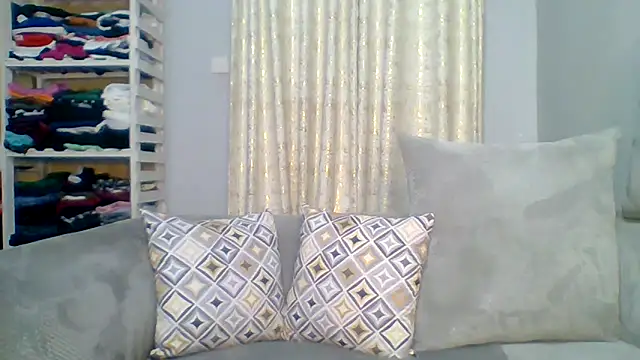 Petite 254 online show from September 25, 2025, 6:14 pm