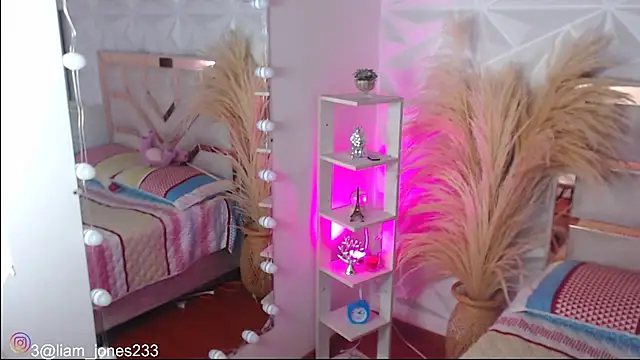 Jonesliam23 online show from November 18, 2025, 7:39 pm