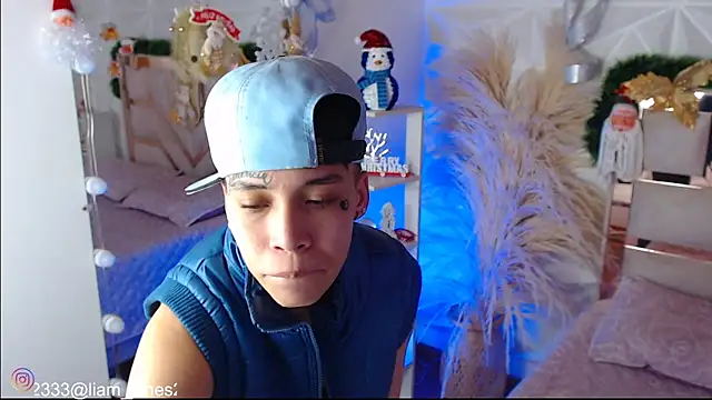 Jonesliam23 online show from December 3, 2025, 7:24 pm