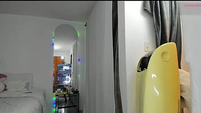 Jordyrodriiguez online show from February 4, 2025, 3:00 am