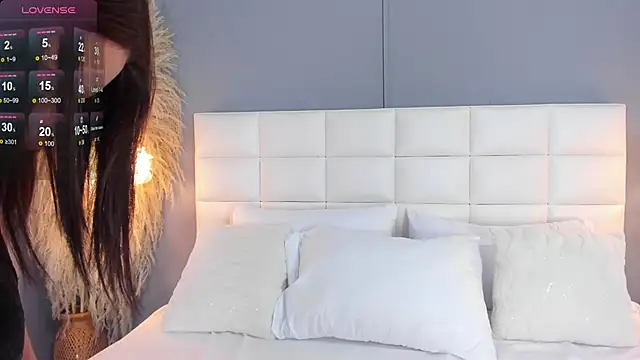 HannaKarson online show from November 13, 2025, 11:36 am