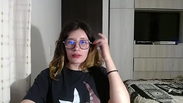 mariana124- online show from December 18, 2024, 9:08 pm