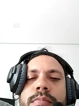 Snapshot of morenindarola chatting on January 17, 2025, 6:33 pm morenindarola online show from January 17, 2025, 6:33 pm