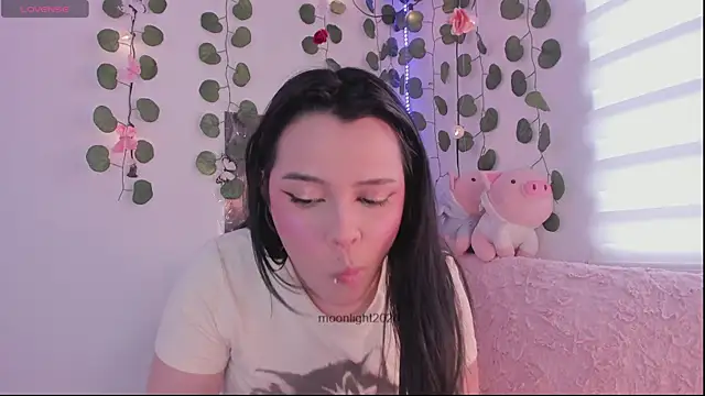 moonliiiight1 online show from April 20, 2026, 4:08 pm