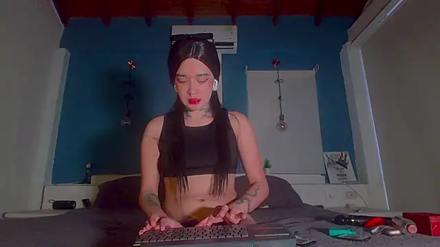 ariana-white- online show from October 4, 2025, 11:23 am