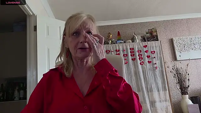 TopazCamgirl online show from April 15, 2026, 3:27 pm