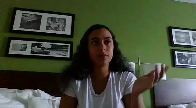 cinnaminnie online show from January 8, 2025, 9:23 pm