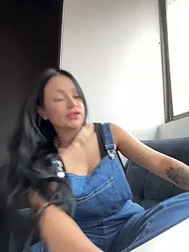 sarascottt online show from February 10, 2025, 2:26 pm