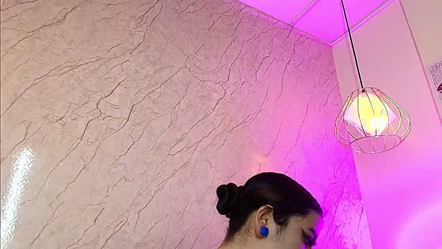 larissa01  online show from October 1, 2025, 3:33 am