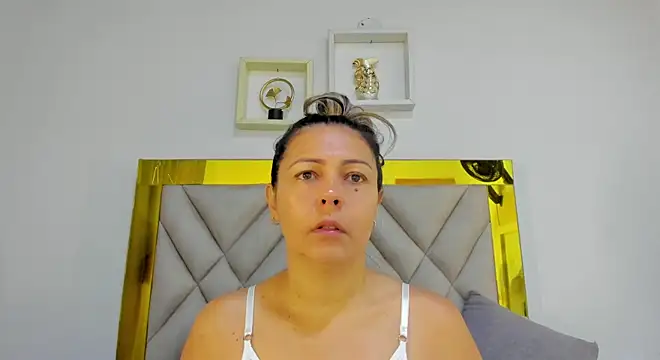 ariana-martins online show from September 25, 2025, 3:12 am