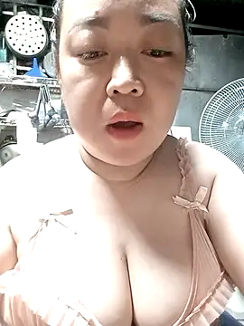 Snapshot of VyOanh2K chatting on February 18, 2026, 6:48 pm VyOanh2K online show from February 18, 2026, 6:48 pm