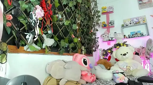 LunaDeCristall online show from February 11, 2025, 4:44 am