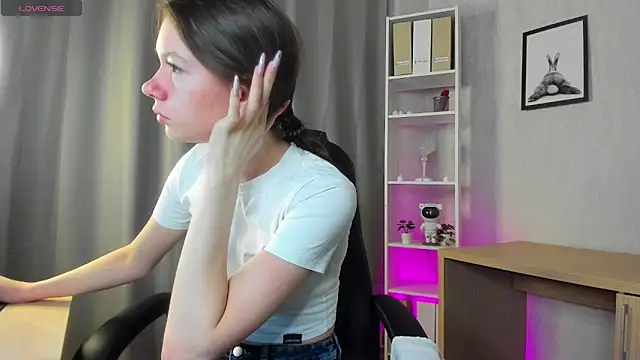 Nicole Charm online show from March 5, 2025, 8:00 pm