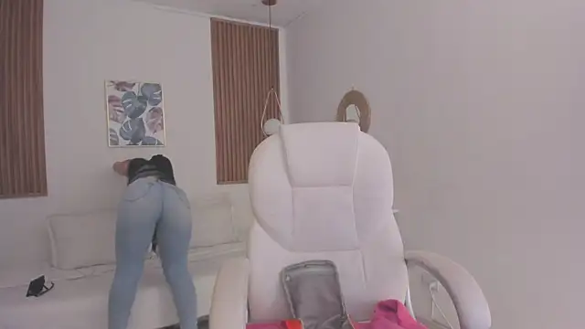 TiffanyWright online show from December 15, 2025, 1:28 pm