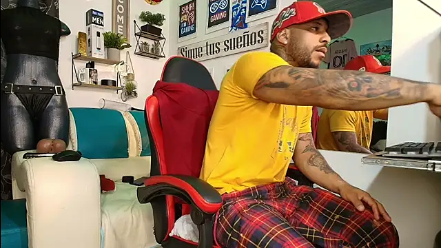 Leenar Key online show from December 16, 2025, 1:59 pm