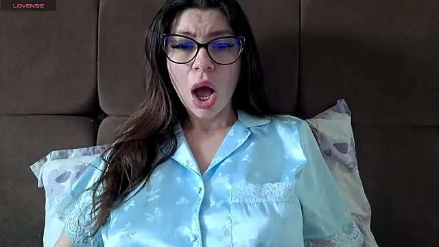 Jullyenn3 online show from March 10, 2026, 2:43 pm