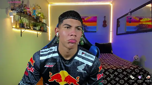 Snapshot of Damian_latinxxx chatting on July 19, 2026, 9:06 am Damian latinxxx online show from July 19, 2026, 9:06 am