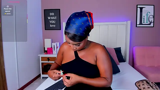 Britanymooree online show from November 4, 2025, 8:01 pm