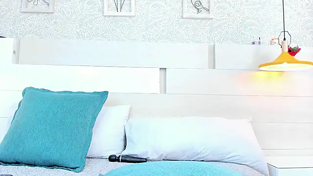 Isabela Coleman online show from November 8, 2025, 2:09 pm