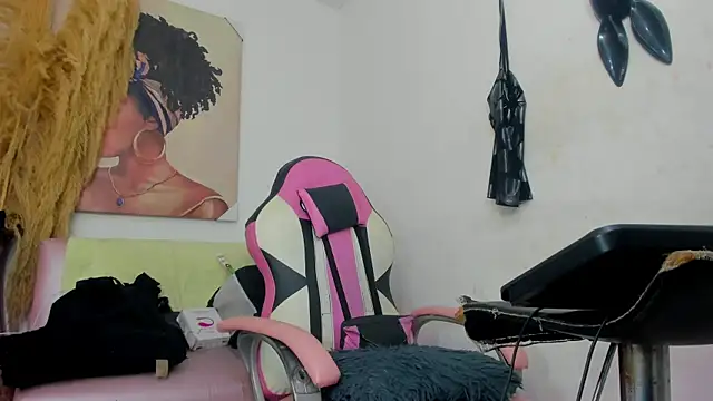 mia foxts online show from December 3, 2025, 2:45 am