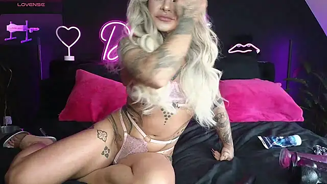 Snapshot of Divina_X_ chatting on February 25, 2025, 2:58 pm Divina X online show from February 25, 2025, 2:58 pm