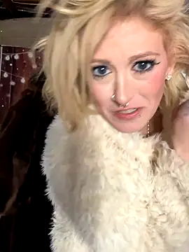 Snapshot of Blondebeauty6996 chatting on November 27, 2025, 8:15 am Blondebeauty6996 online show from November 27, 2025, 8:15 am