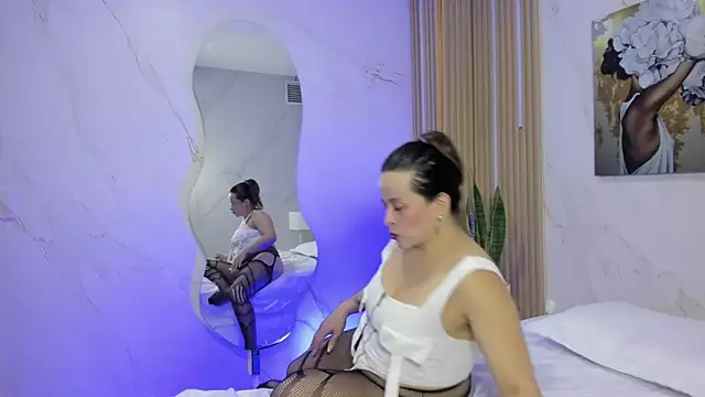 Daphne81  online show from September 23, 2025, 2:29 am